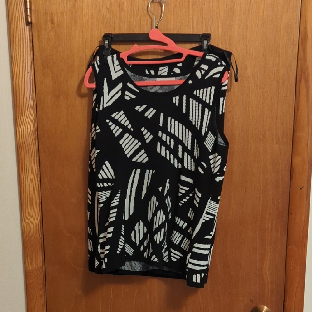 Black and White Geometric Patterned Sleeveless Top